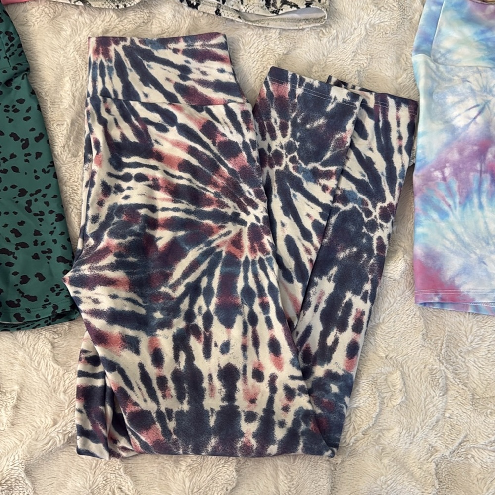Colorful Patterned Activewear Set - Picture 3 of 4